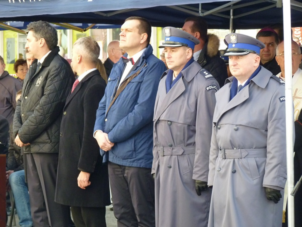 Na gmachu policji odsłonięto tablicę poświęconą zamordowanym: ojcu i synowi