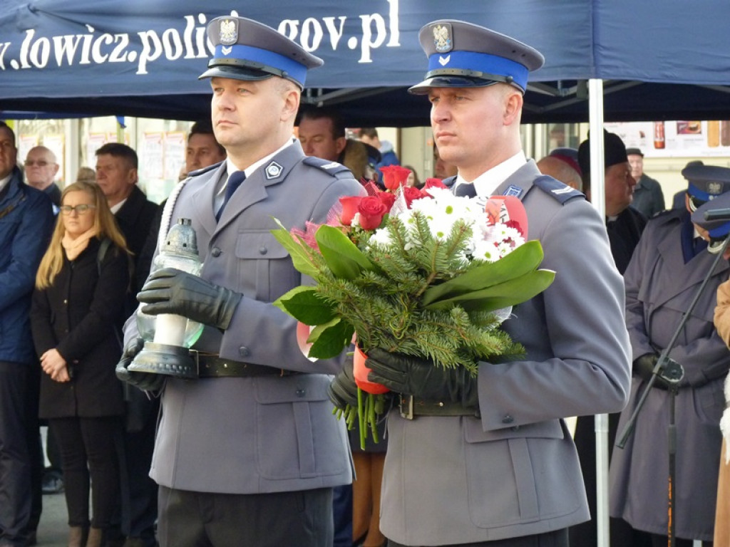 Na gmachu policji odsłonięto tablicę poświęconą zamordowanym: ojcu i synowi