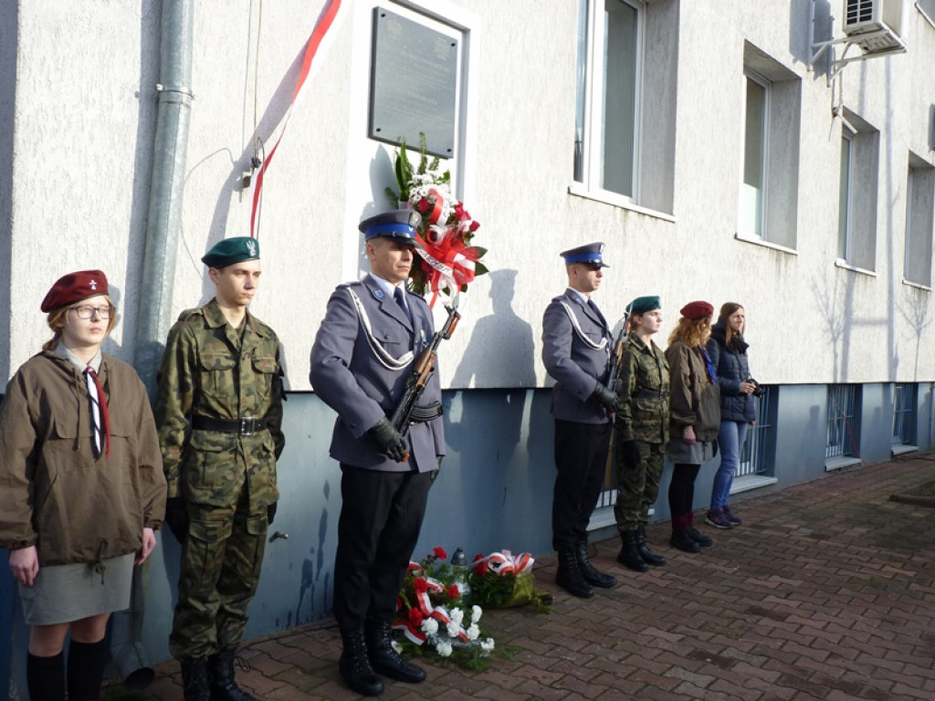 Na gmachu policji odsłonięto tablicę poświęconą zamordowanym: ojcu i synowi