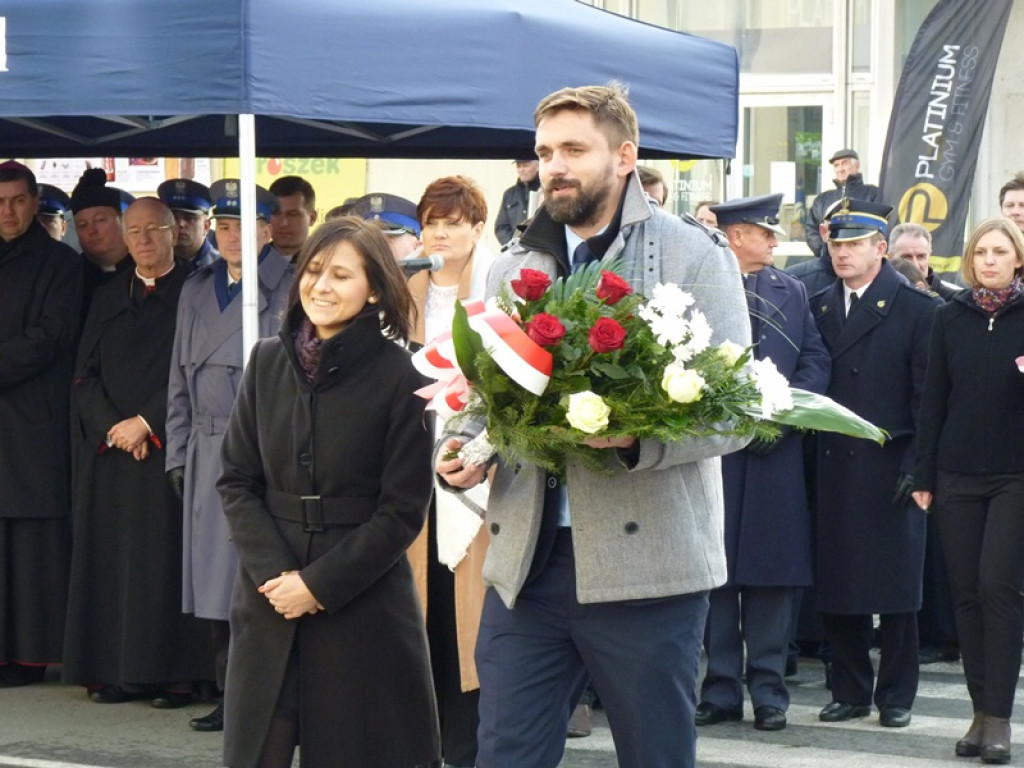 Na gmachu policji odsłonięto tablicę poświęconą zamordowanym: ojcu i synowi