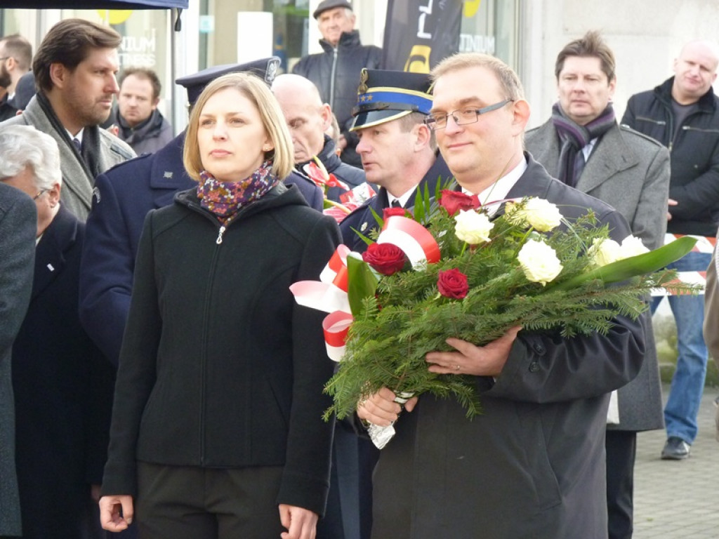 Na gmachu policji odsłonięto tablicę poświęconą zamordowanym: ojcu i synowi