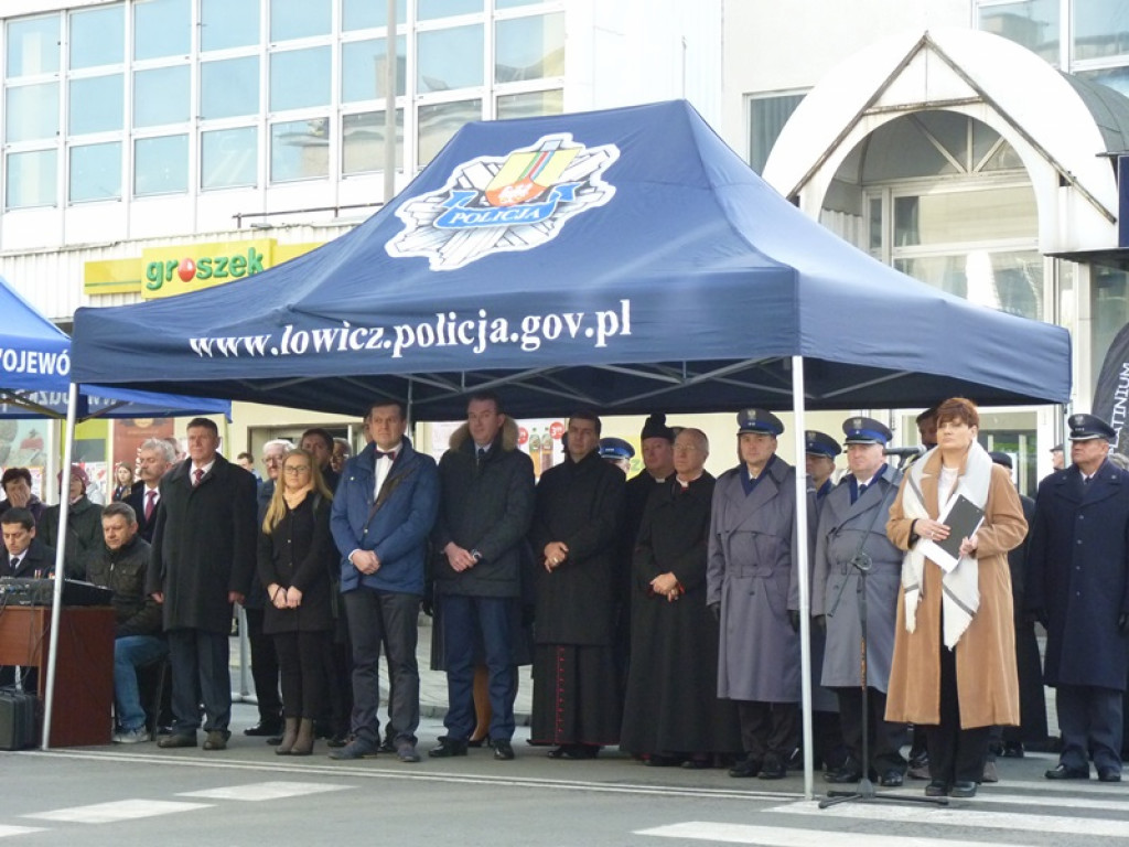 Na gmachu policji odsłonięto tablicę poświęconą zamordowanym: ojcu i synowi