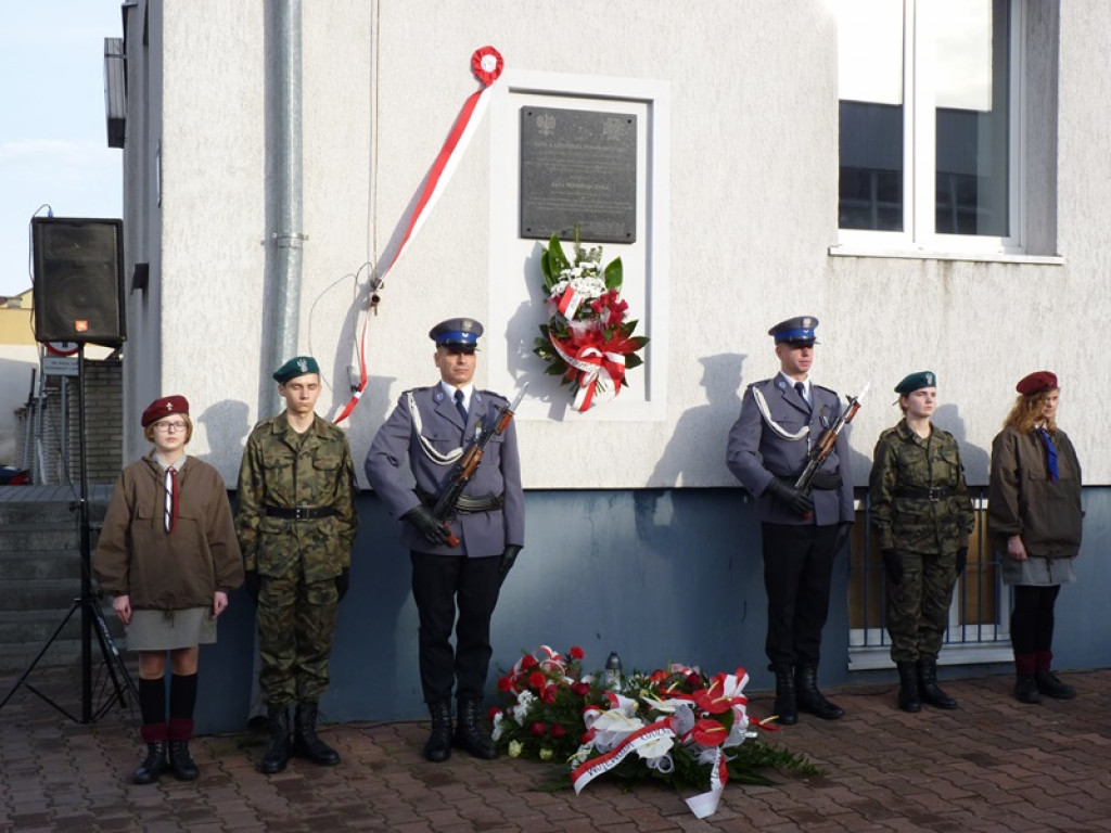 Na gmachu policji odsłonięto tablicę poświęconą zamordowanym: ojcu i synowi