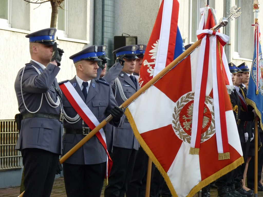 Na gmachu policji odsłonięto tablicę poświęconą zamordowanym: ojcu i synowi