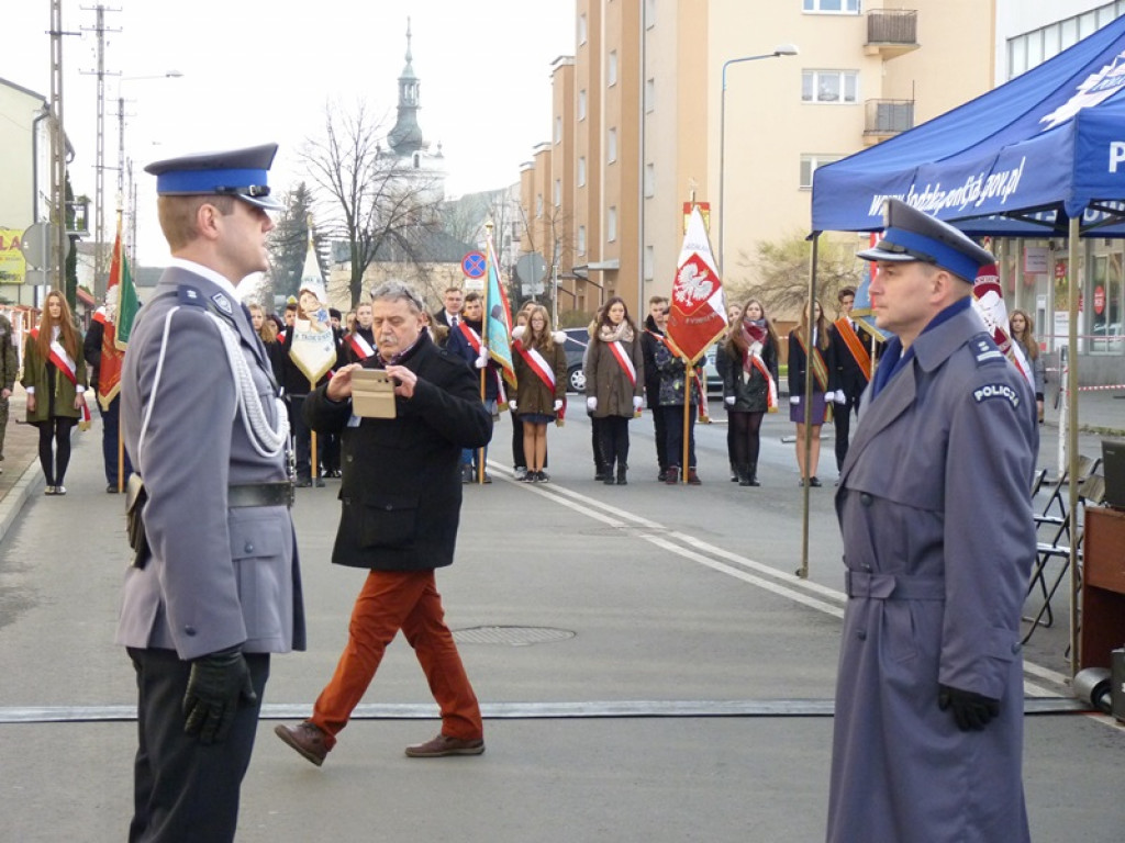Na gmachu policji odsłonięto tablicę poświęconą zamordowanym: ojcu i synowi