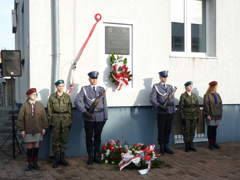 Na gmachu policji odsłonięto tablicę poświęconą zamordowanym: ojcu i synowi