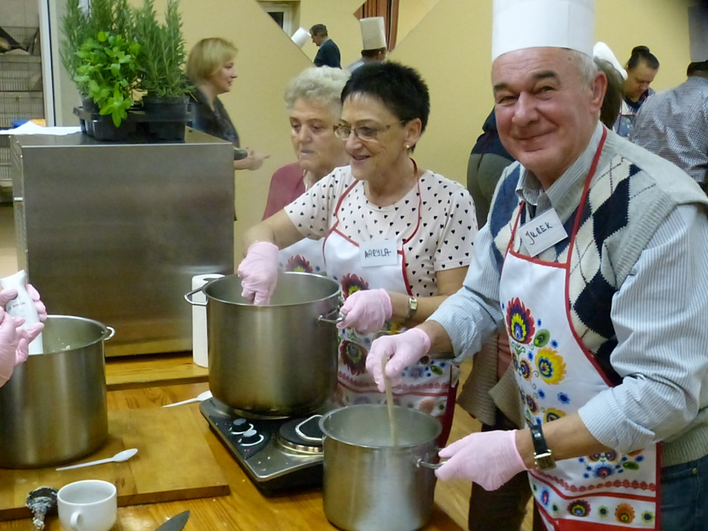 Seniorzy gotowali z mistrzem kuchni
