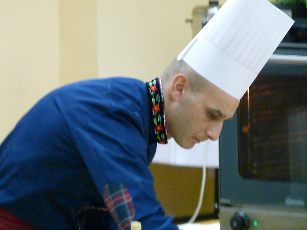 Seniorzy gotowali z mistrzem kuchni