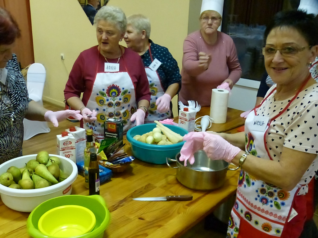 Seniorzy gotowali z mistrzem kuchni