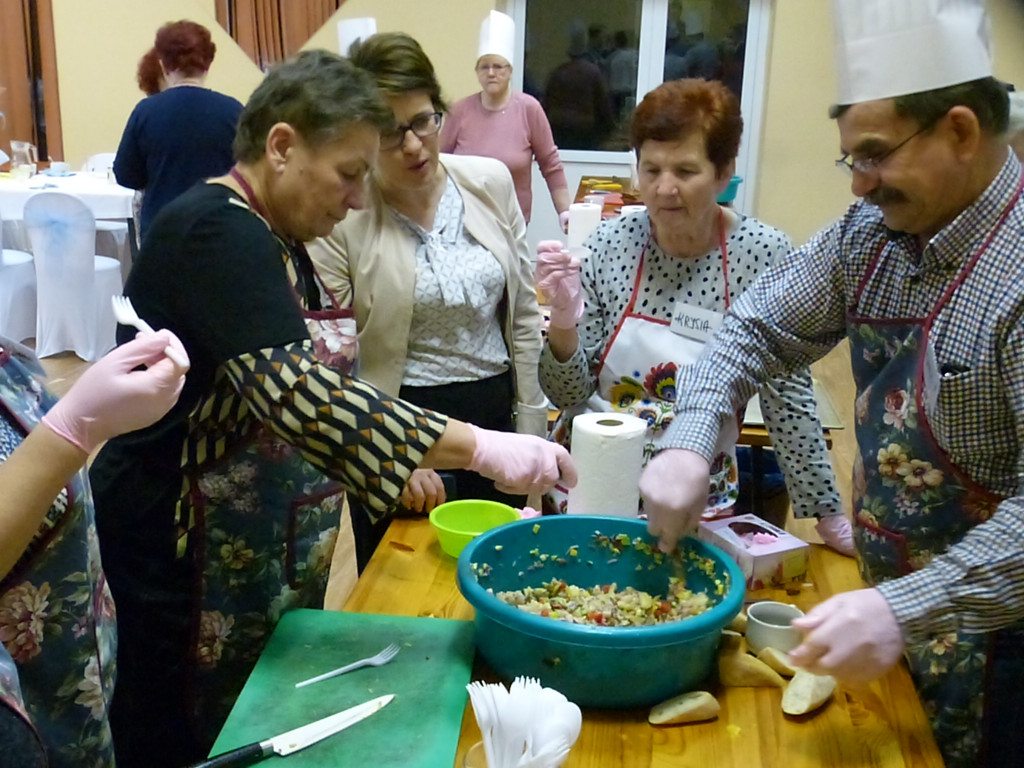 Seniorzy gotowali z mistrzem kuchni