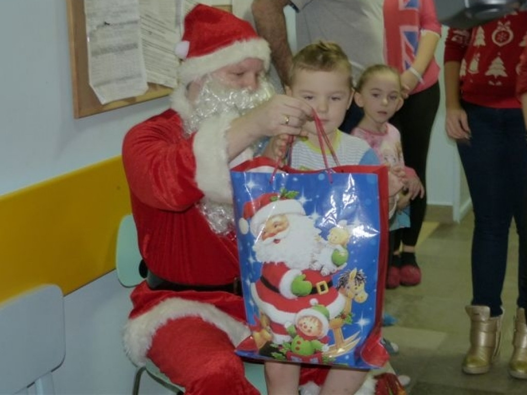 Mikołaj odwiedził dzieci na oddziale pediatrii