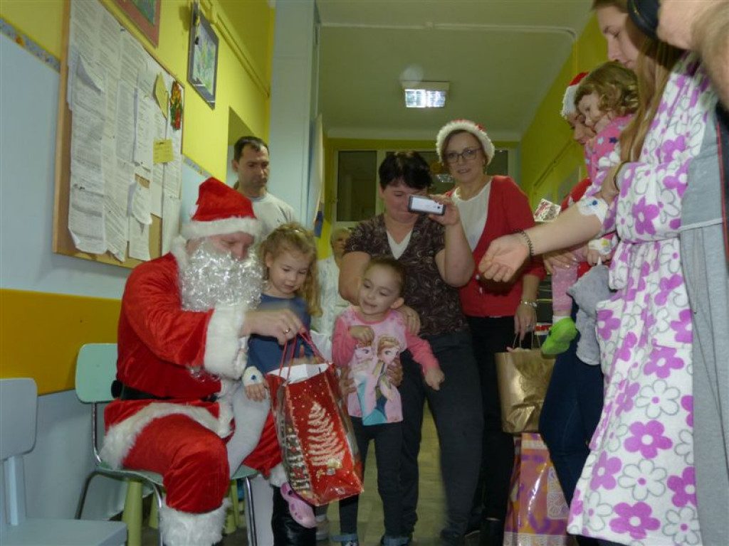 Mikołaj odwiedził dzieci na oddziale pediatrii