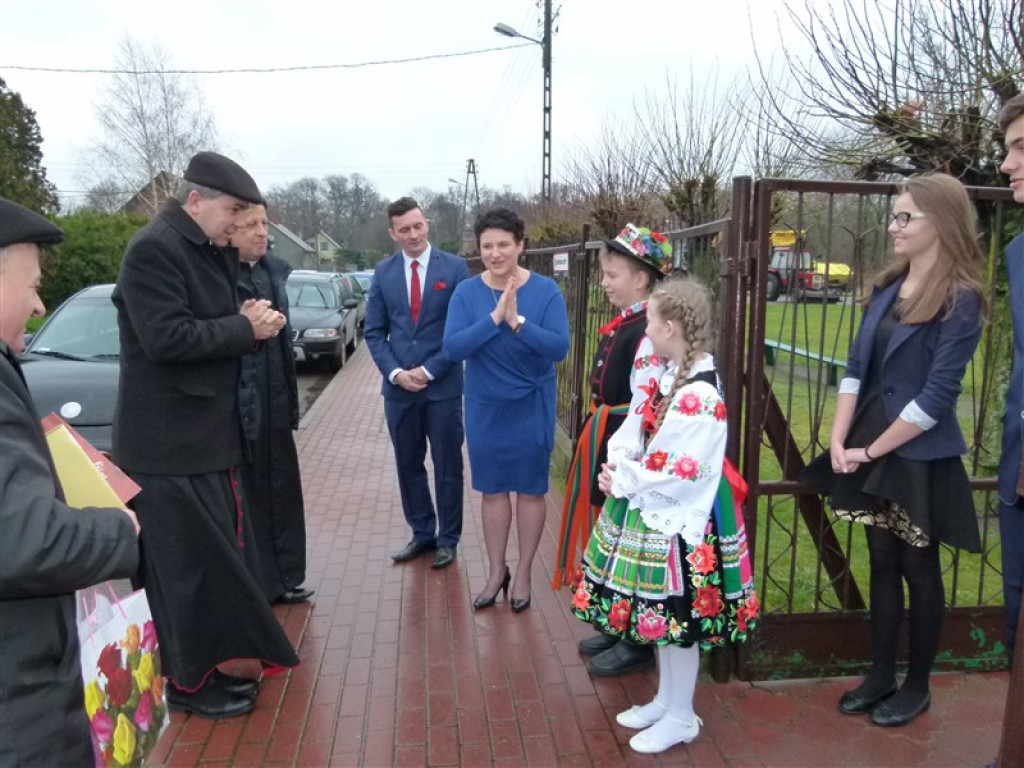 Biskup Wojciech Osial wizytuje parafię w Sobocie