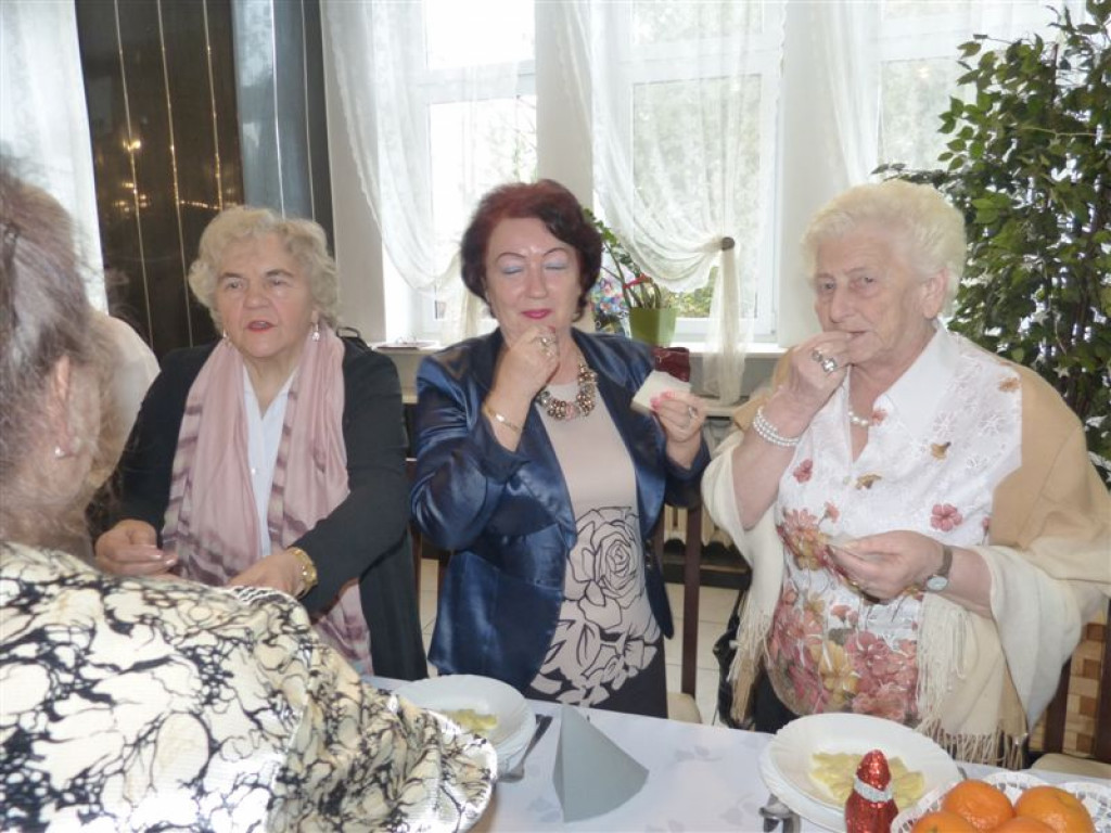 Seniorzy składali sobie życzenie przy opłatku