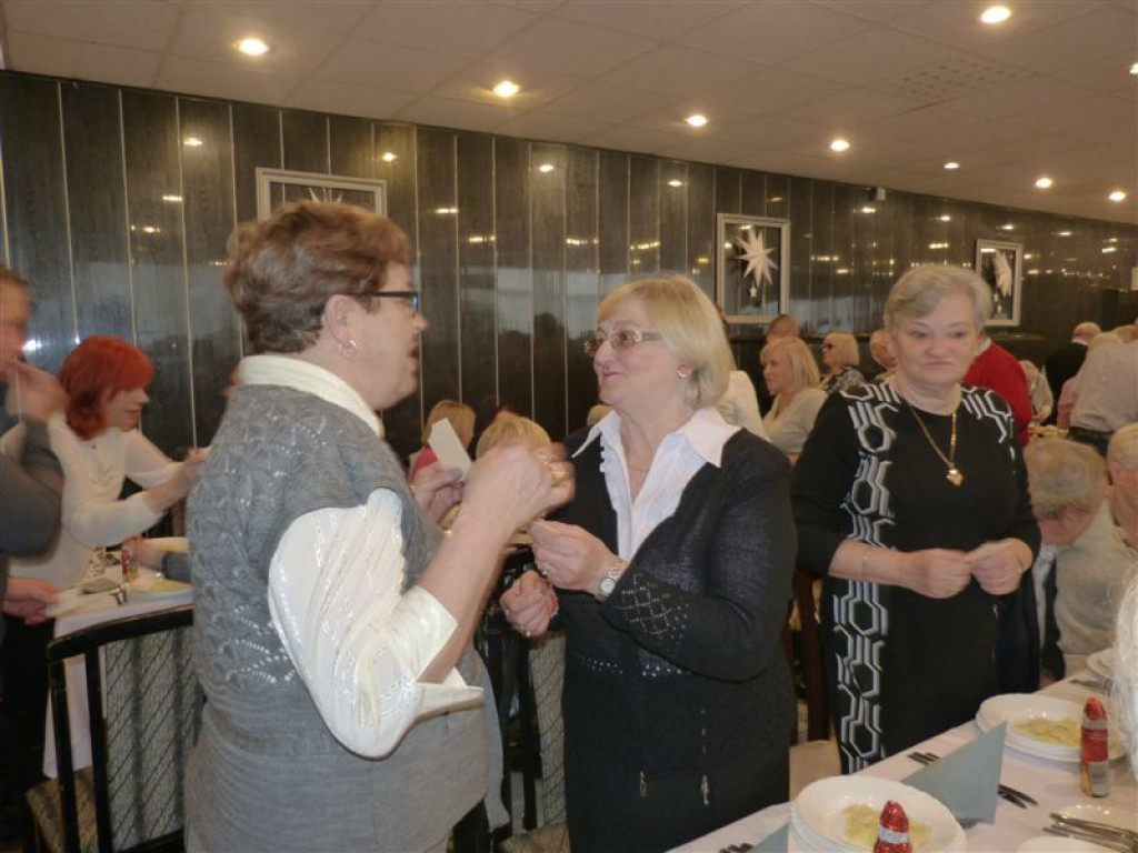 Seniorzy składali sobie życzenie przy opłatku