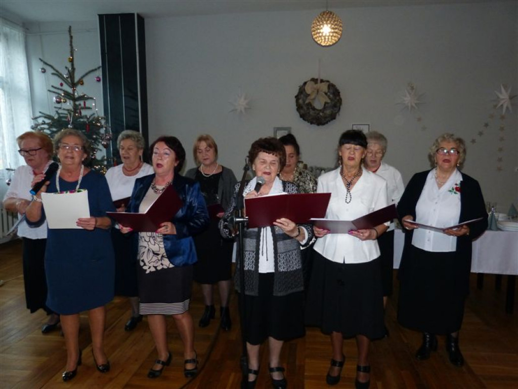 Seniorzy składali sobie życzenie przy opłatku