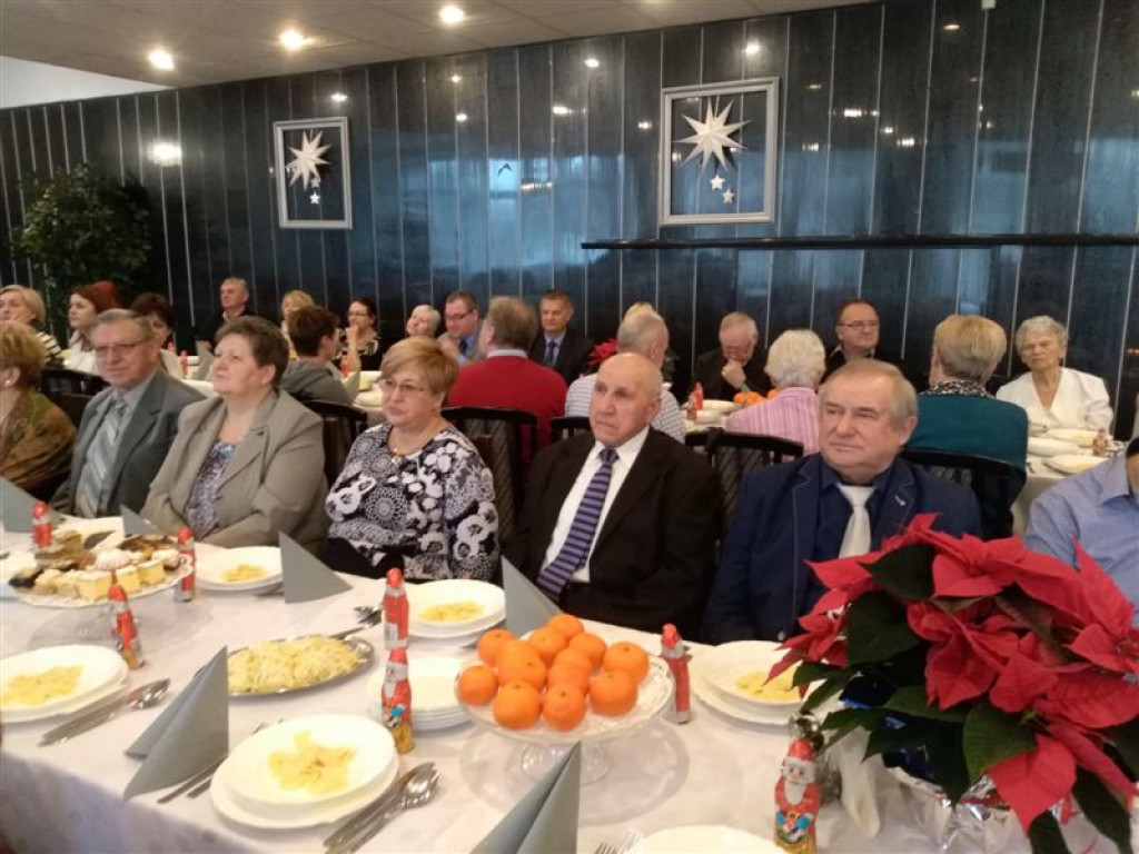 Seniorzy składali sobie życzenie przy opłatku