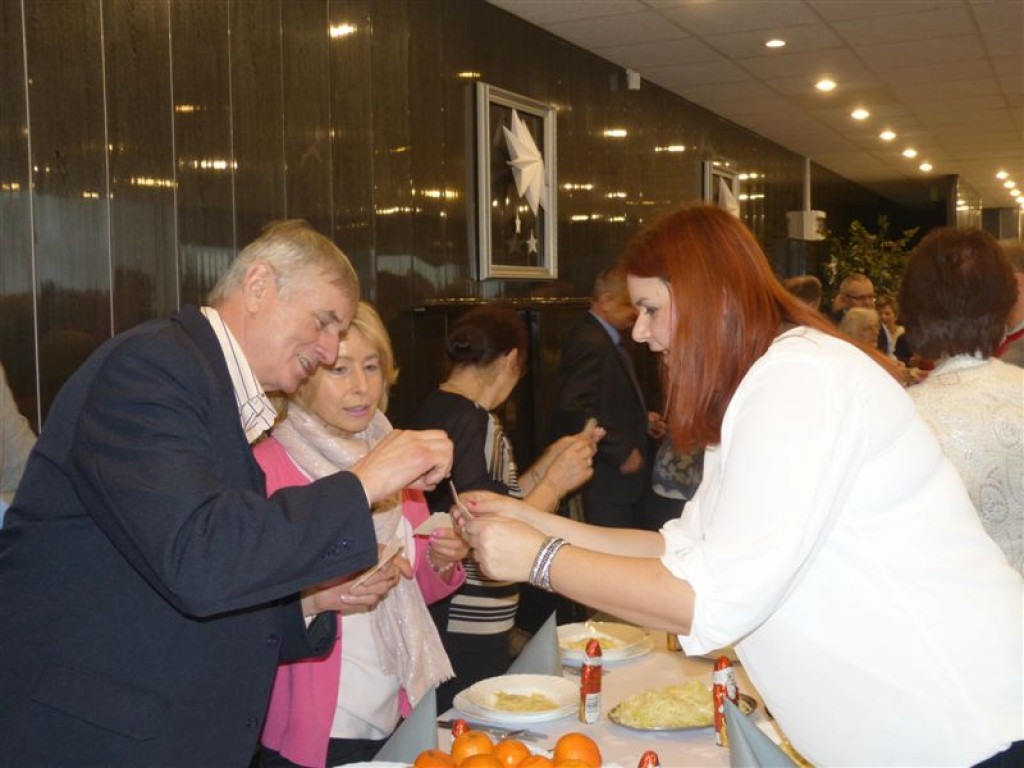 Seniorzy składali sobie życzenie przy opłatku