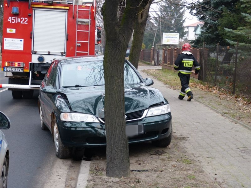 Opel Vectra uderzył w drzewo