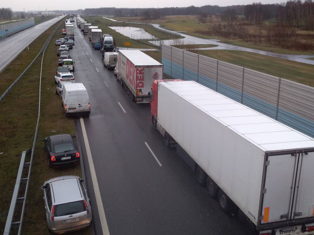 Śmiertelny wypadek na A2, objazd wiedzie przez Łowicz