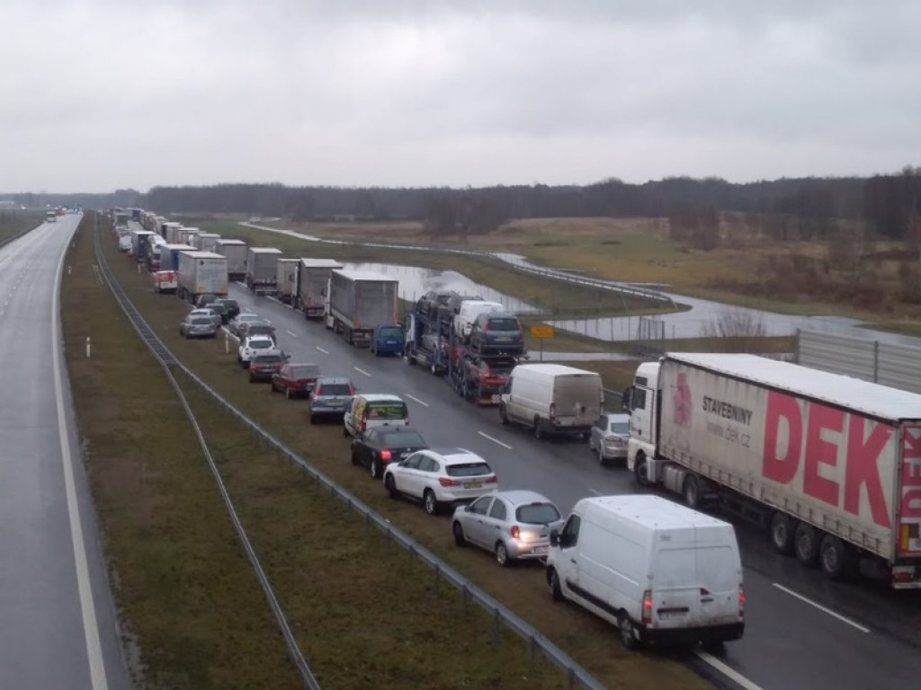 Śmiertelny wypadek na A2, objazd wiedzie przez Łowicz