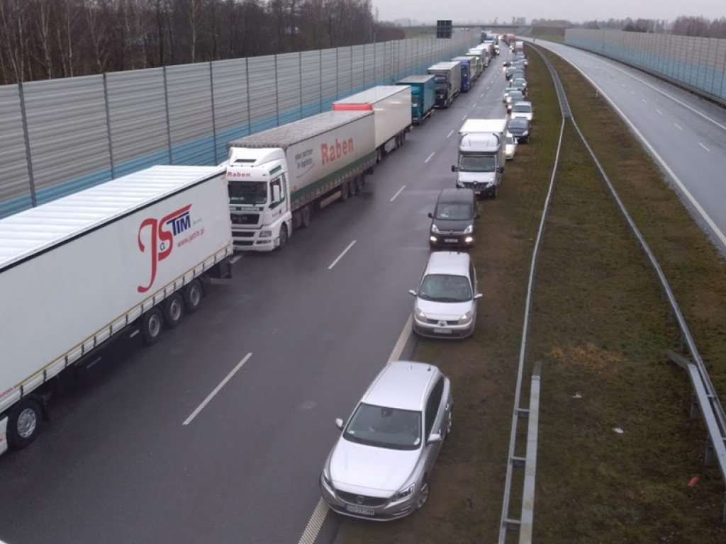 Śmiertelny wypadek na A2, objazd wiedzie przez Łowicz