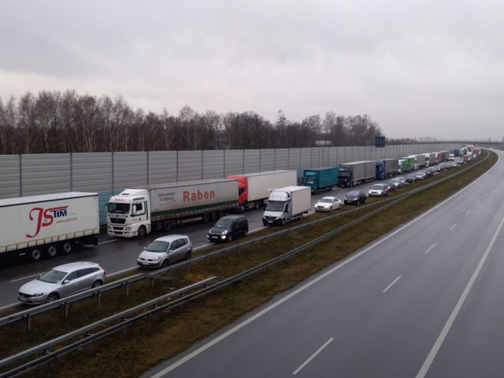Śmiertelny wypadek na A2, objazd wiedzie przez Łowicz