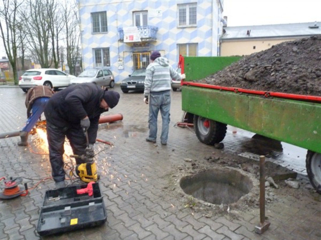 Plac Łukasińskiego bez pompy