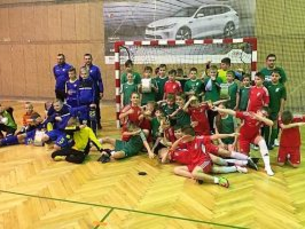 Młodzi łowiczanie na trzecim podium w turnieju piłkarskim