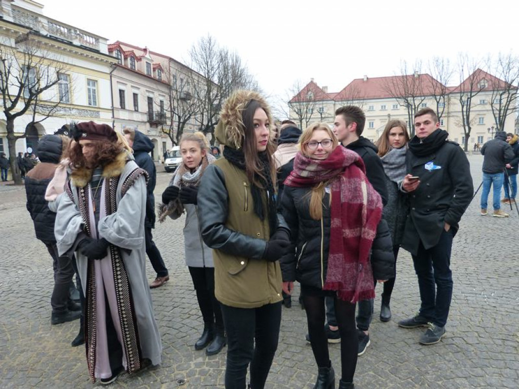 Maturzyści tańczyli poloneza na Starym Rynku