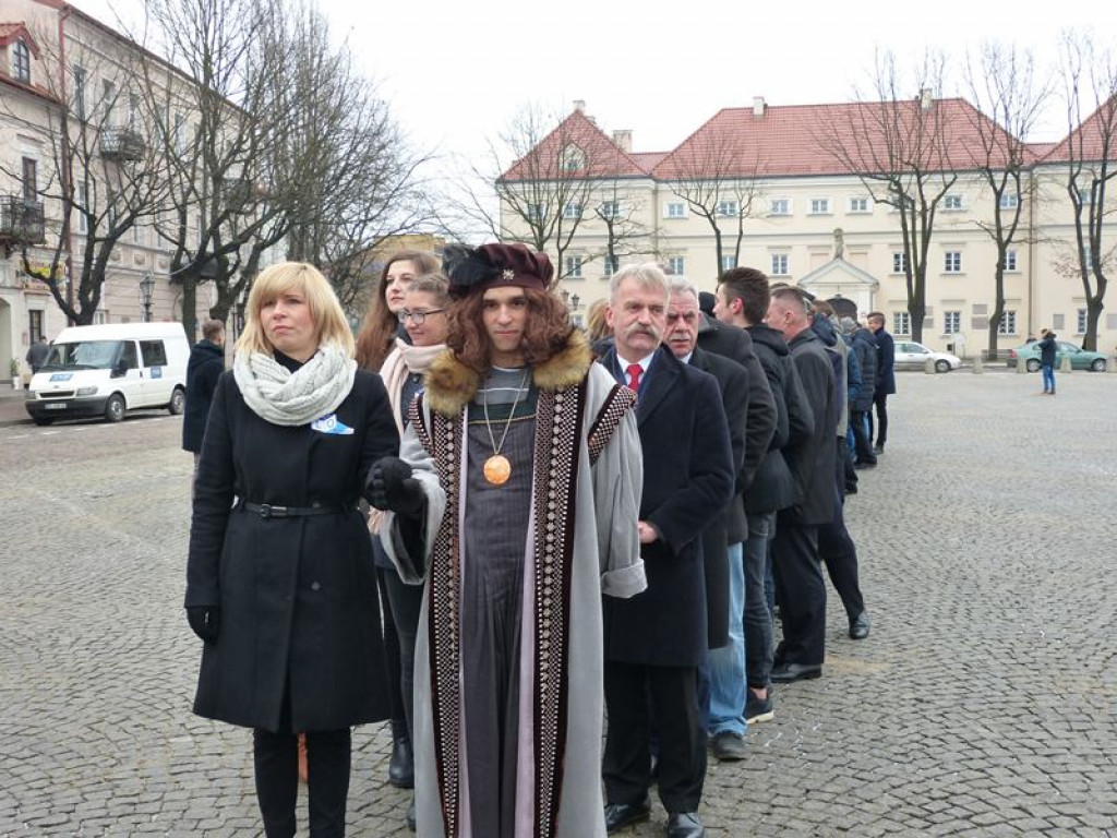 Maturzyści tańczyli poloneza na Starym Rynku