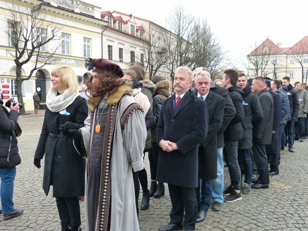 Maturzyści tańczyli poloneza na Starym Rynku