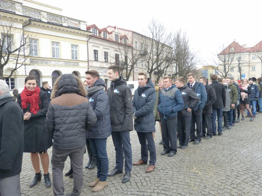 Maturzyści tańczyli poloneza na Starym Rynku