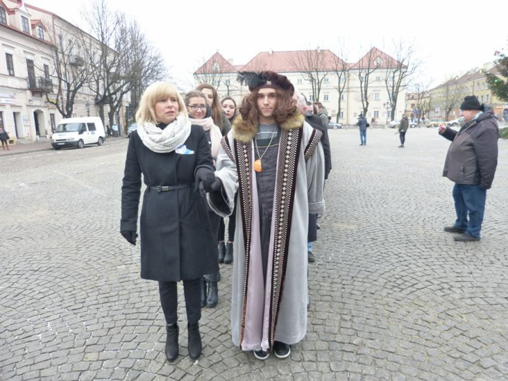 Maturzyści tańczyli poloneza na Starym Rynku