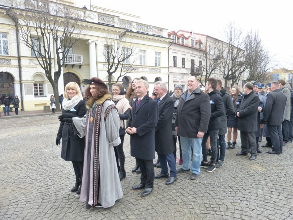 Maturzyści tańczyli poloneza na Starym Rynku