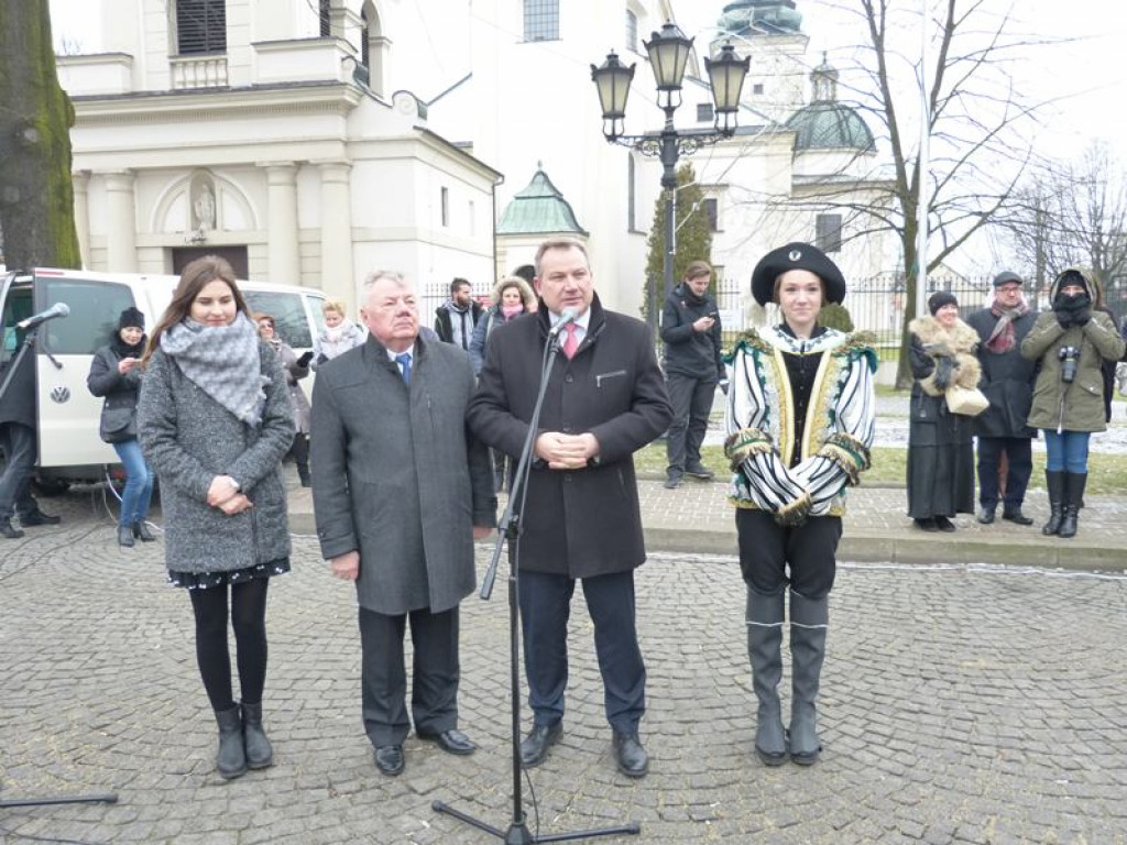 Maturzyści tańczyli poloneza na Starym Rynku
