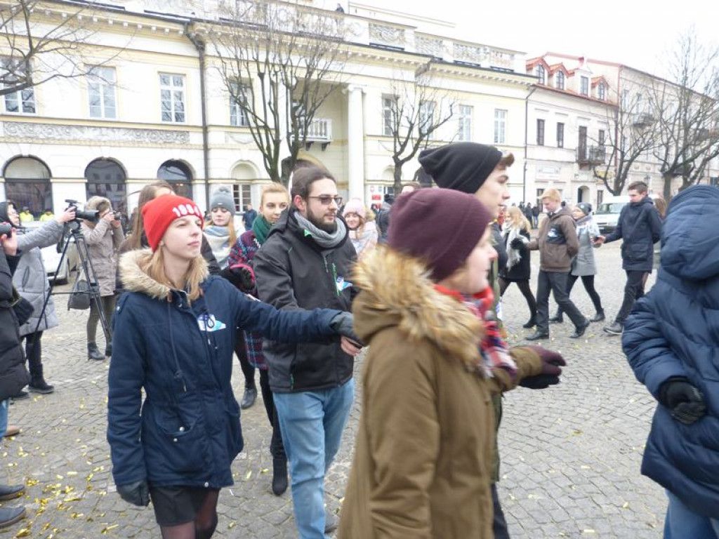 Maturzyści tańczyli poloneza na Starym Rynku
