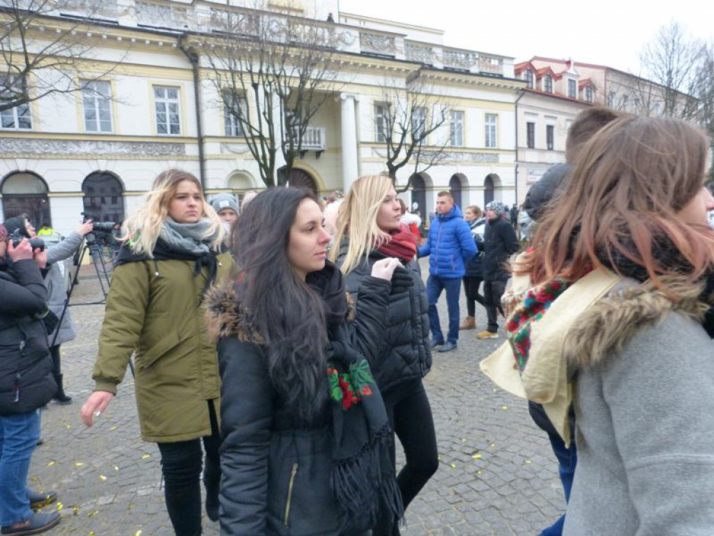 Maturzyści tańczyli poloneza na Starym Rynku