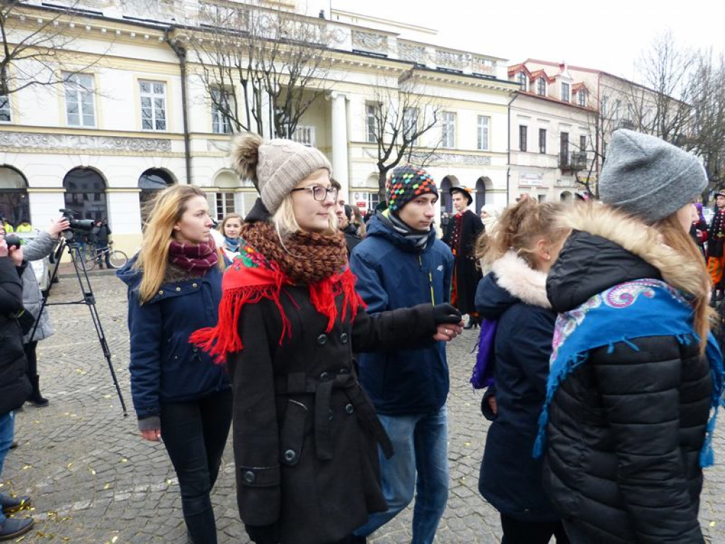 Maturzyści tańczyli poloneza na Starym Rynku