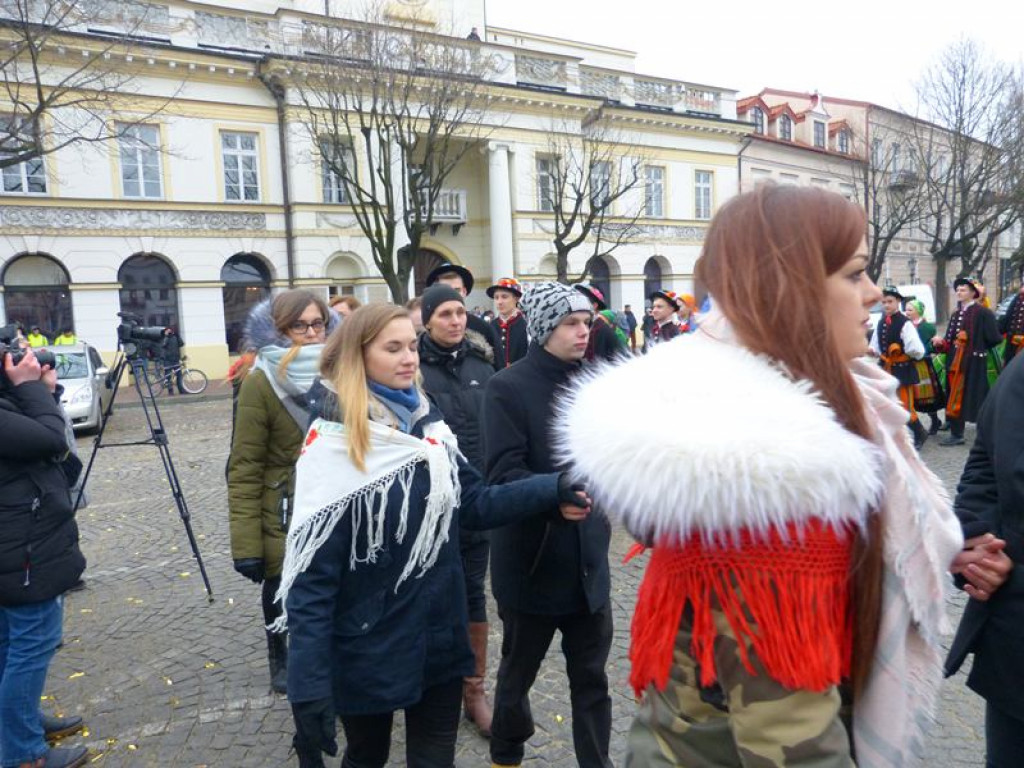 Maturzyści tańczyli poloneza na Starym Rynku