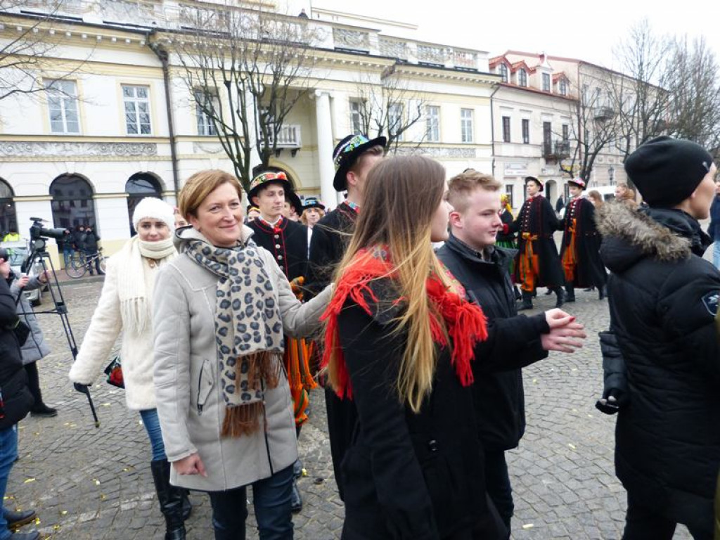 Maturzyści tańczyli poloneza na Starym Rynku