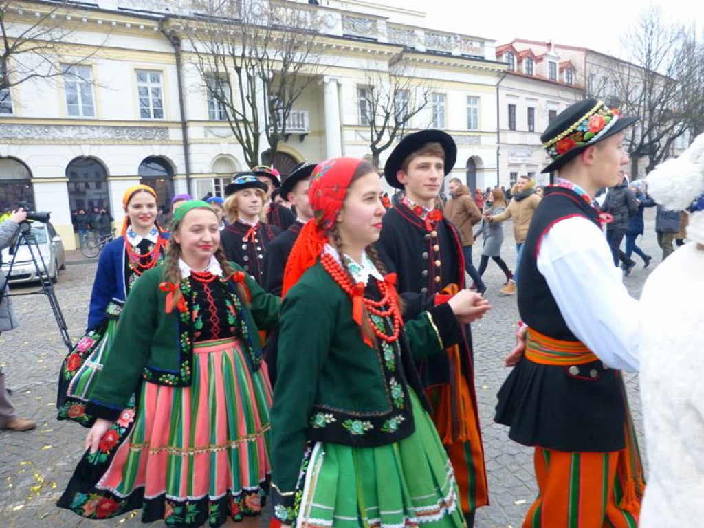 Maturzyści tańczyli poloneza na Starym Rynku