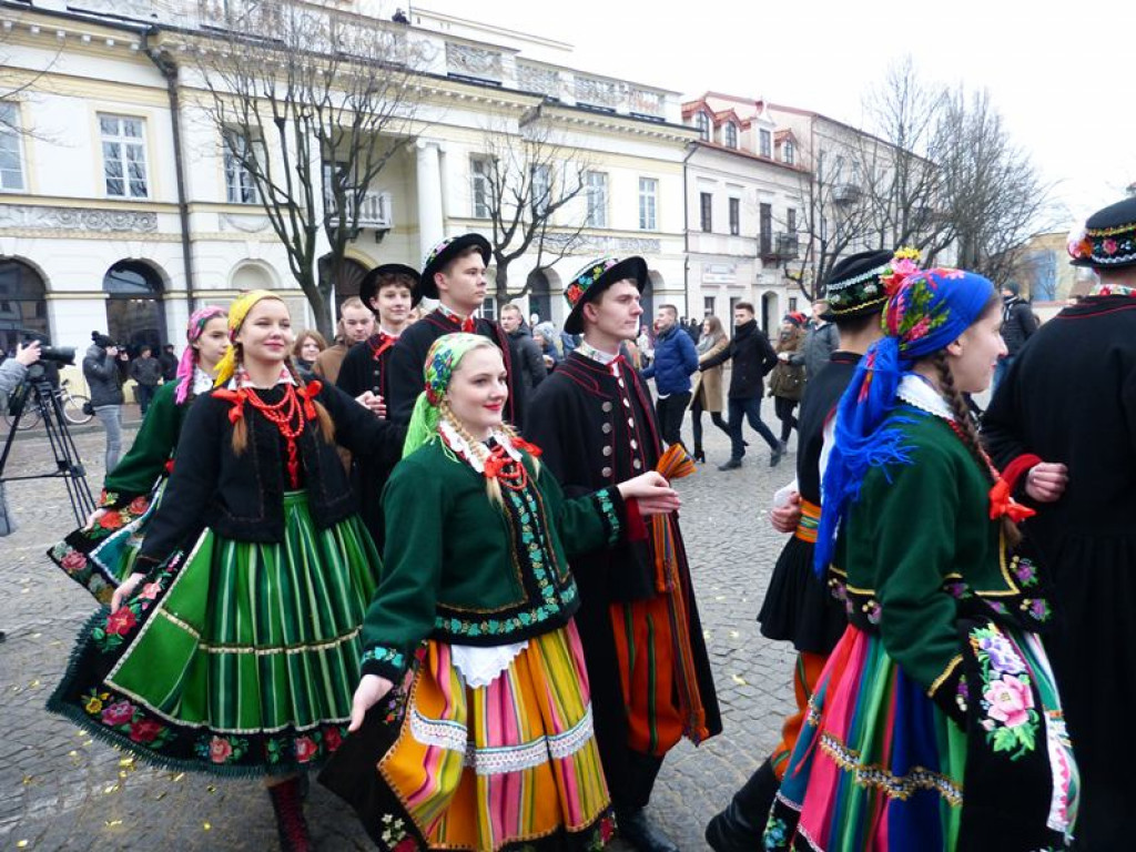 Maturzyści tańczyli poloneza na Starym Rynku