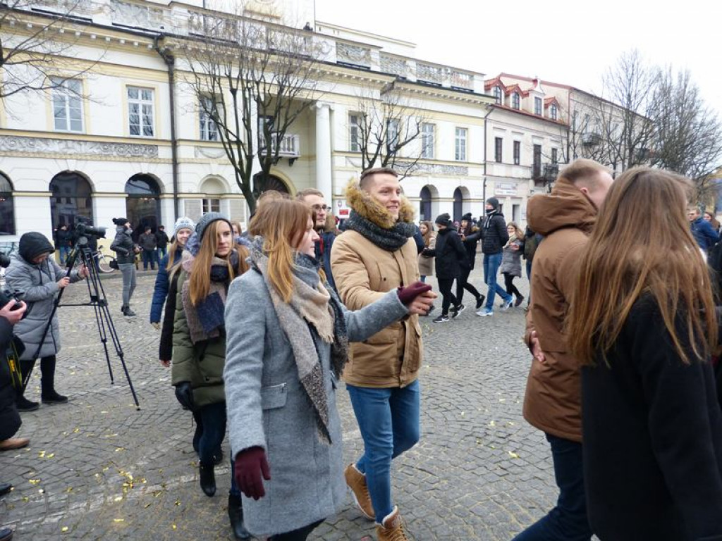 Maturzyści tańczyli poloneza na Starym Rynku