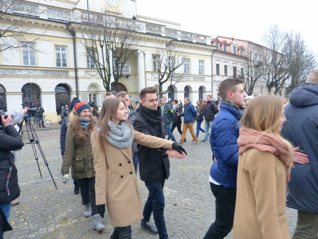 Maturzyści tańczyli poloneza na Starym Rynku