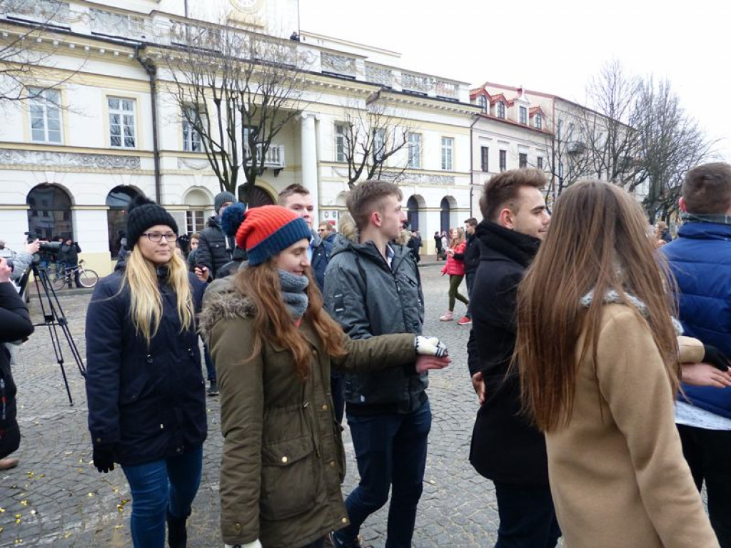 Maturzyści tańczyli poloneza na Starym Rynku