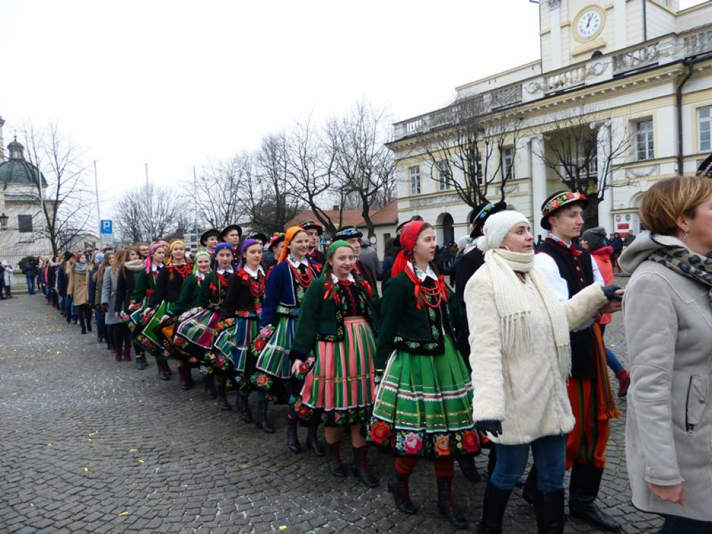 Maturzyści tańczyli poloneza na Starym Rynku