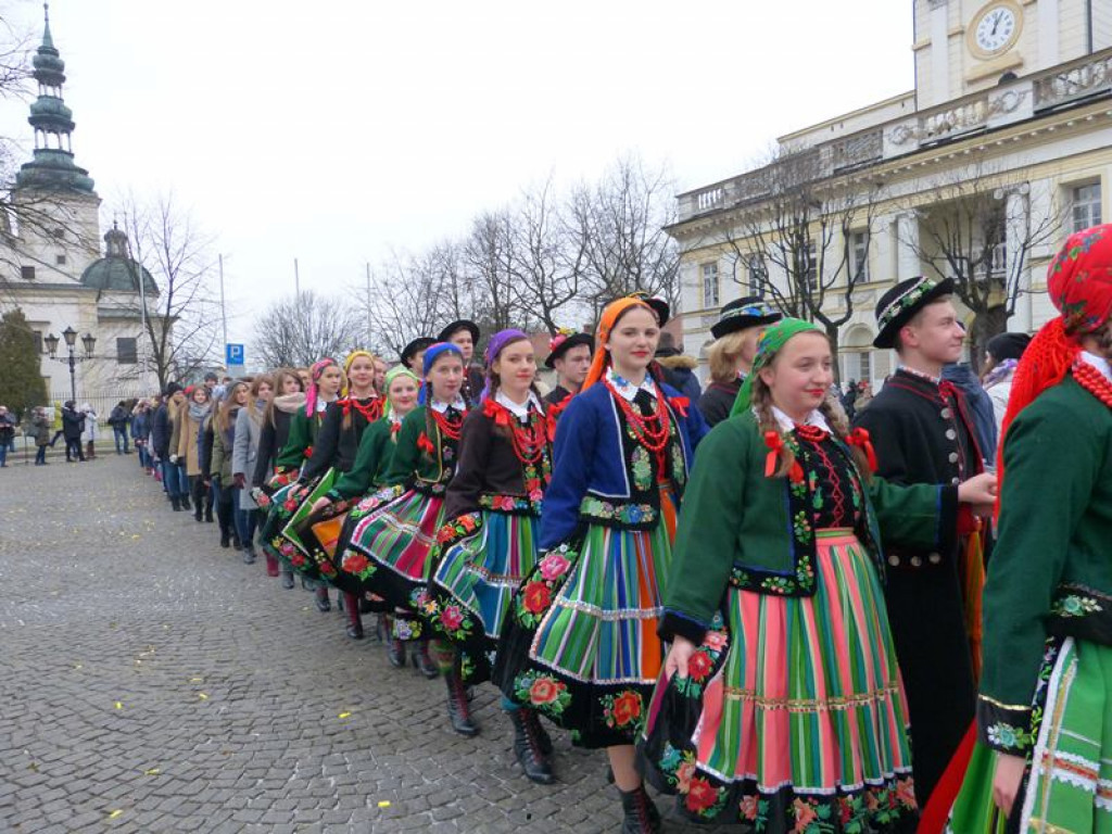 Maturzyści tańczyli poloneza na Starym Rynku