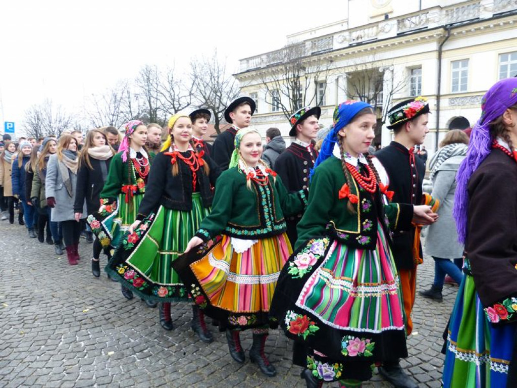 Maturzyści tańczyli poloneza na Starym Rynku