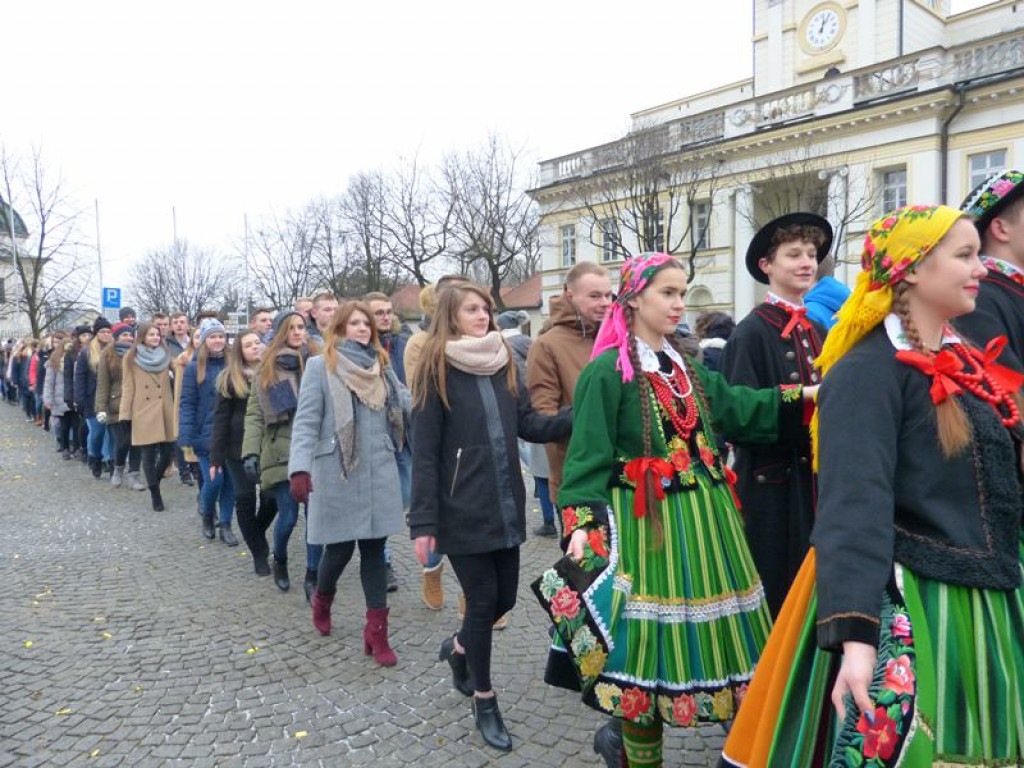 Maturzyści tańczyli poloneza na Starym Rynku